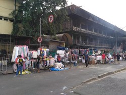 Pedagang Pasar Senen Korban Kebakaran Kini Jualan di Pinggir Jalan