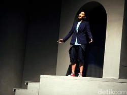 Manusia Istana Puisi Maskulin yang Dibawakan Feminin