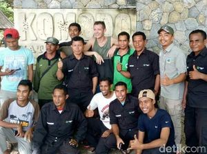 Tanda Tangan Valentino Rossi di Pulau Komodo