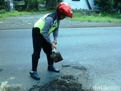 Polisi Timbun Jalan Berlubang di Pantura Situbondo