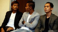 Hery Prasetyo berbincang dengan Asep Berlian di sela-sela peluncuran jersey terbaru Madura United.