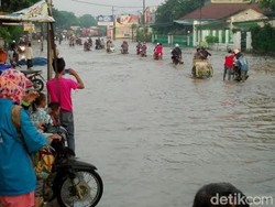 Banjir di Jalan Raya Kraton Pasuruan Sempat Lumpuhkan Lalu Lintas