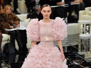 Foto: Putri Johnny Depp Cantik Bak Putri di Fashion Show Chanel, Paris
