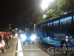 Bus TransJ Tersangkut Kabel di Penjaringan, Lalin Tersendat