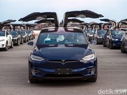 Ratusan Mobil Tesla Pecahkan Rekor Parade