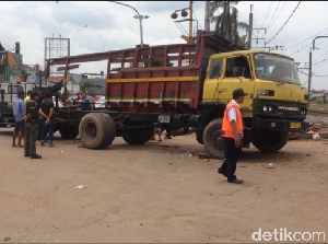 Terobos Pintu Perlintasan, Truk Tertabrak Kereta di Cipinang