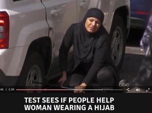 Ini Perbedaan Reaksi Pria di Inggris Saat Wanita Berhijab Butuh Bantuan