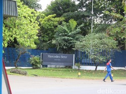 Jalan Mercedes-Benz Vs Mersedes-Bend di Gunung Putri