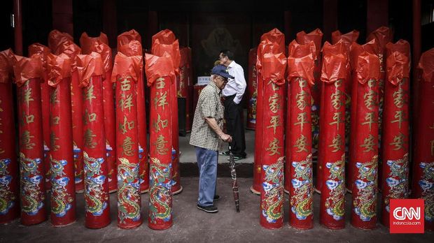 MENYAMBUT TAHUN AYAM API (7) Puluhan lilin milik umat sudah tersusun rapi di Vihara Dharma Bhakti, Petak Sembilan, Jakarta, Rabu, 25 Januari 2017. Lilin ini akan dinyalakan bersamaan saat hari pertama Imlek 28 Januari mendatang. CNN Indonesia/Safir Makki