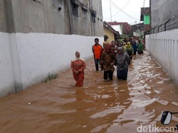 Istri Bupati dan Wabup Pasuruan Terjang Banjir Bagikan Nasi Bungkus