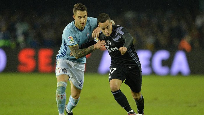 VIGO, SPAIN - JANUARY 25: Hugo Mallo of Celta de Vigo competes for the ball with Lucas VÃ¡zquez of Real Madrid during the Copa del Rey quarter-final second leg match between Real Club Celta de Vigo and Real Madrid Club de Futbol at Municipal de Balaidos stadium on January 25, 2017 in Vigo, Spain. (Photo by Octavio Passos/Getty Images)
