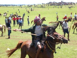 Liburan Menonton Festival Pasola Untuk Shio Kuda