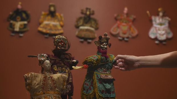 Petugas menata Wayang Potehi yang dipamerkan pada pameran bertajuk 'Potehi Reborn' di Galeri House of Sampoerna, Surabaya, Jawa Timur, Kamis (19/1). Pameran yang berlangsung hingga 25 Februari 2017 tersebut memamerkan 100 tokoh wayang koleksi milik Yayasan Po Tee Hie FU HE AN. ANTARA FOTO/Zabur Karuru/aww/17.