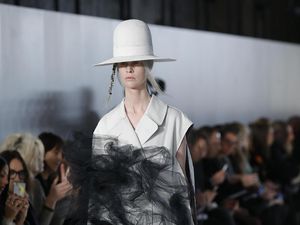 Koleksi Gaun Eksentrik John Galliano Untuk Maison Margiela, Berani Pakai?