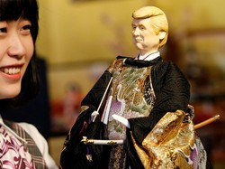 Boneka Trump Berkimono Dipamerkan di Tokyo