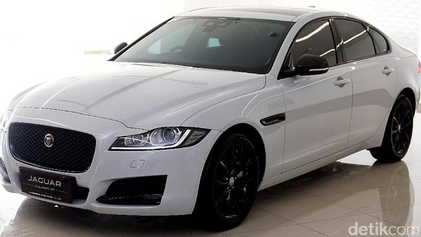 Penampakan Jagoan Baru Jaguar New XF 2.0 Black Jack