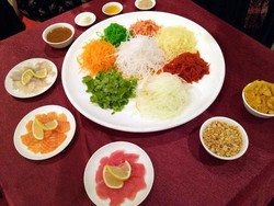 Meski dari China, Yu Sheng Malah Lebih Populer di Singapura, Ini Sebabnya!