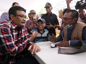 Djarot Ikuti Pengobatan Gratis di Pengadegan Djarot Ikuti Pengobatan Gratis di Pengadegan