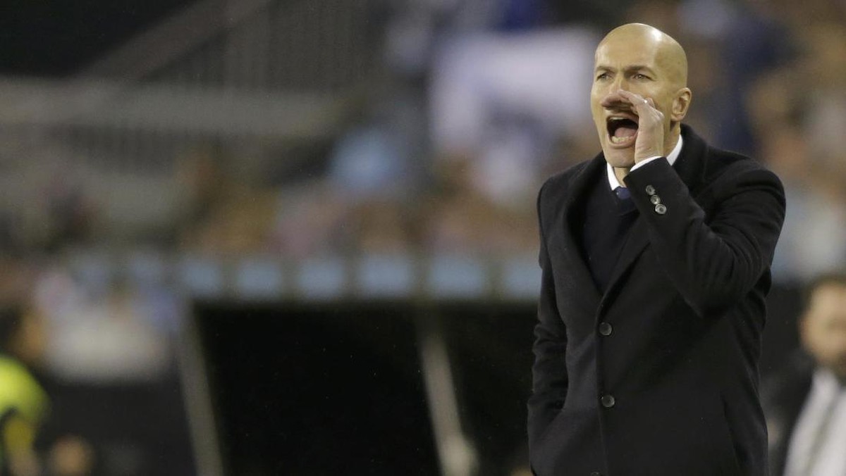Zinedine Zidane memprediksi Sevilla bakal suguhkan laga yang rumit. Foto: REUTERS/Miguel Vidal