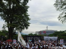 Massa Ormas Demo Minta Proses Hukum Habib Rizieq Dihentikan