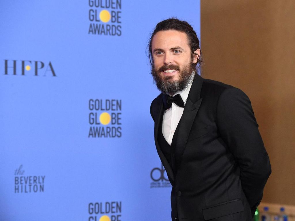 Casey Affleck Bantah Kabar Standee Ana de Armas Dibuang ke Tong Sampah Casey Affleck Bantah Kabar Standee Ana de Armas Dibuang ke Tong Sampah