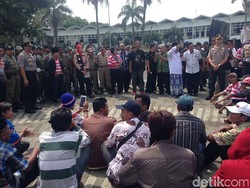 Warga Jember Desak Bupati dan DPRD Tanda Tangani RAPBD 2017