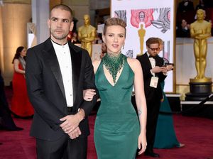 Dikabarkan Cerai, Scarlett Johansson Masih Pakai Cincin Nikah