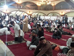 Massa Berdatangan ke Masjid Pusdai Bandung untuk Salat Subuh
