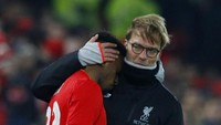 Juergen Klopp menenangkan Divock Origi. Reuters/Phil Noble.