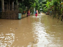Tanggul Sungai Gunting Jebol, Ratusan Rumah dan Jalan Banjir