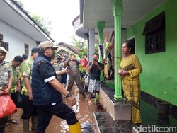 Banjir Akibat Luapan Sungai Rejoso Belum Surut