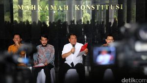 MK Pecat Patrialis Akbar