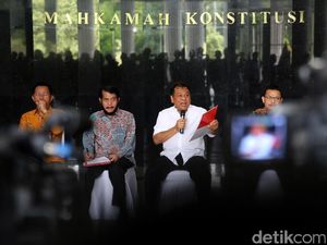 MK Pecat Patrialis Akbar