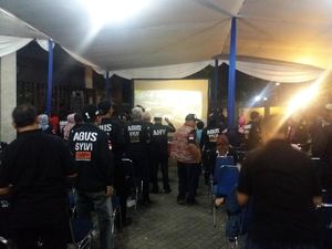 Pendukung Agus-Sylvi Nobar Debat dan Dangdutan di DPP PD