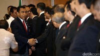 Ketua KONI Tono Suratman memberikan ucapan selamat kepada pengurus PSSI.