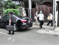 Geledah Rumah Patrialis Akbar, KPK Bawa Boks dan Koper