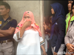 Ibunda Menangis Saksikan Rekonstruksi Adegan Kakak Bunuh Murniati