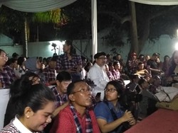 Kakak Angkat Ahok Nobar Debat di Rumah Lembang