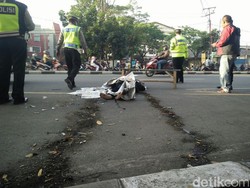 Tabrak Truk di Jalan Soekarno Hatta, Biker Berkaus Ramones Tewas