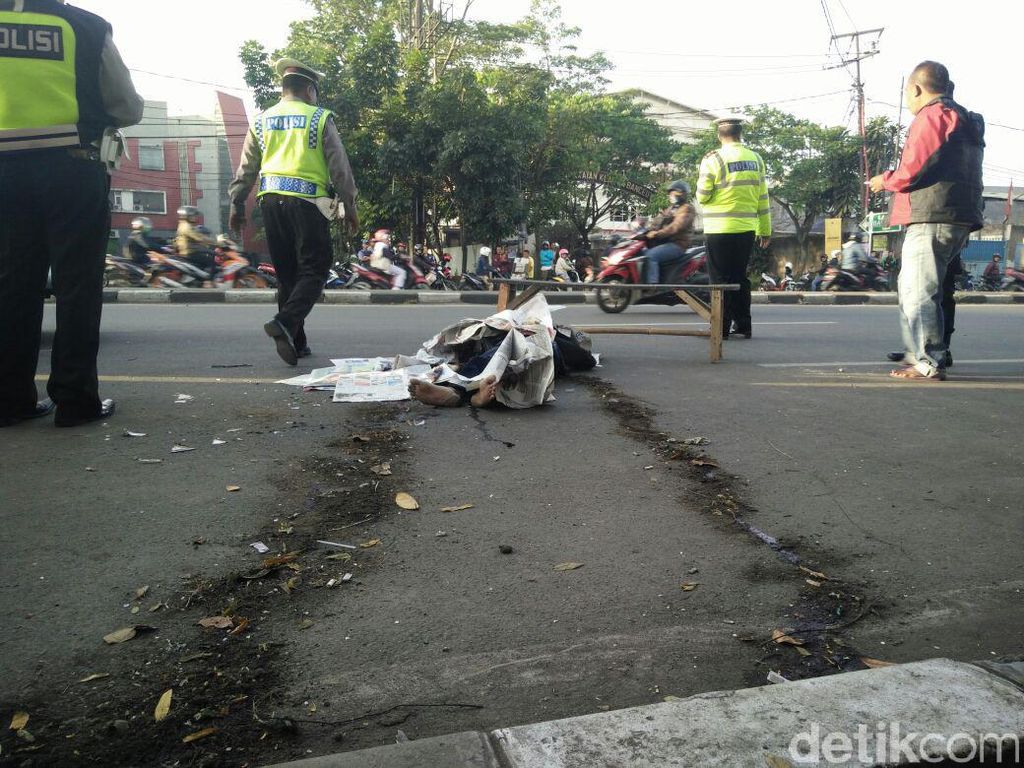Tabrak Truk di Jalan Soekarno Hatta, Biker Berkaus Ramones Tewas Tabrak Truk di Jalan Soekarno Hatta, Biker Berkaus Ramones Tewas