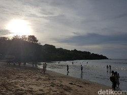 Melihat Keseruan Putri Obama Saat Berenang di Pantai Jimbaran