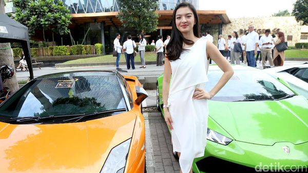 Raline Shah di Antara Dua Mobil Sport, Fokus ke Mana Guys?