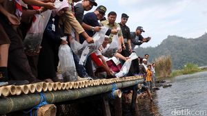 Menkop Tebar Benih Ikan di Danau Batur Bali