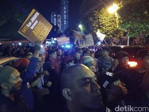 Polisi Halau Pendukung  Paslon yang Halangi Jalan Usai Debat Polisi Halau Pendukung  Paslon yang Halangi Jalan Usai Debat