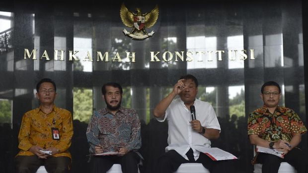 Sekjen MK Guntur Hamzah (kanan).