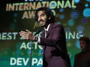 Dev Patel Hentikan Pertarungan Senjata Tajam di Dekat Toserba Dev Patel Hentikan Pertarungan Senjata Tajam di Dekat Toserba