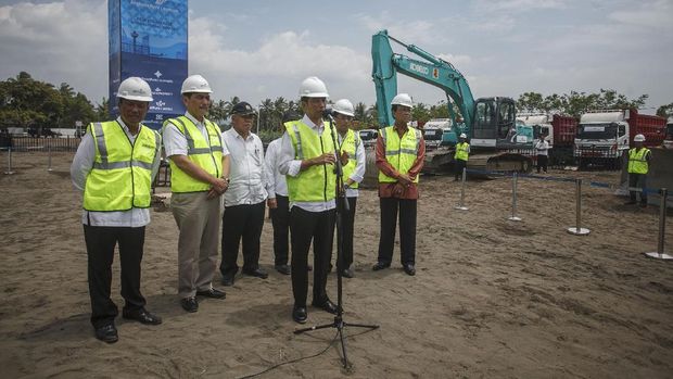 Presiden Joko Widodo memberikan keterangan kepada wartawan setelah prosesi ÒBabat Alas Nawung KridhaÓ atau membuka, membersihkan dan menata lahan pembangunan New Yogyakarta Internasional Airport (NYIA) di Temon, Kulonprogo, DI Yogyakarta, Jumat (27/1). Pembangunan New Yogyakarta Internasional Airport di Kulonprogo di atas lahan seluas 587 hektar dengan investasi Rp.9,3 triliun sebagai pengganti bandara Adisucipto tersebut ditargetkan selesai pada tahun 2019. ANTARA FOTO/Hendra Nurdiyansyah/ama/17.