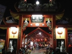 Suasana Sembahyang Malam Imlek di Vihara Tertua di Jakarta