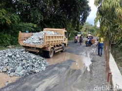 Jalan Rusak di Kawasan Tambang Emas Banyuwangi Diperbaiki