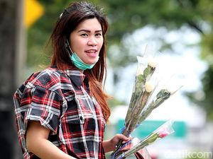 Simpatisan Ahok-Djarot Bagikan Bunga di Palmerah